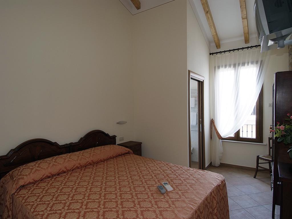 9 Muse Bed And Breakfast Canneto sull'Oglio Ruang foto